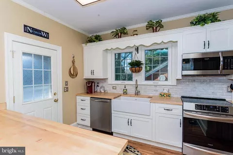 Kitchen - 514 N Pinehurst Ave, Salisbury, MD 21801 photo 5 of 6