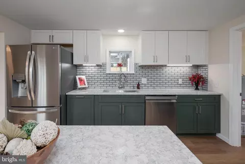 Kitchen - 20121 Nanticoke Rd, Nanticoke, MD 21840 photo 2 of 3