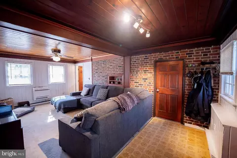 Entry Way - 1033 E Main St, Salisbury, MD 21804 photo 1 of 6