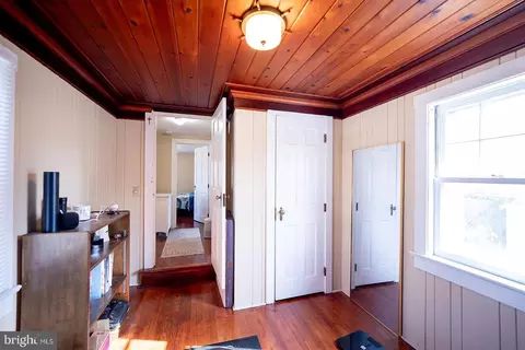 Entry Way - 1033 E Main St, Salisbury, MD 21804 photo 3 of 6