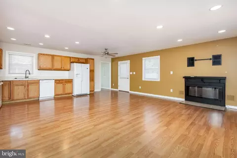 Living - 2115 Ruxton Dr, Salisbury, MD 21801 photo 3 of 7