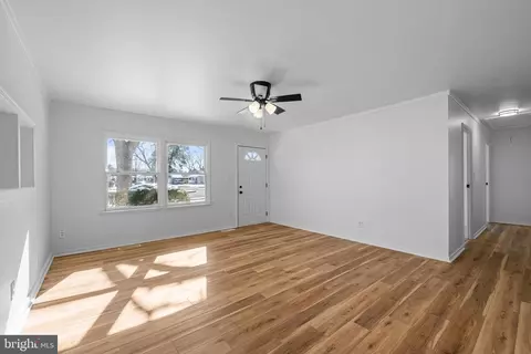 Living - 812 Gettysburg Ave, Salisbury, MD 21804 photo 2 of 6