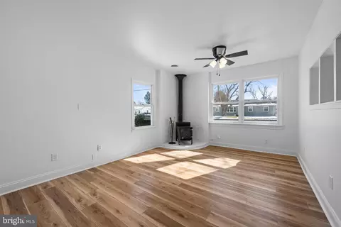 Living - 812 Gettysburg Ave, Salisbury, MD 21804 photo 4 of 6