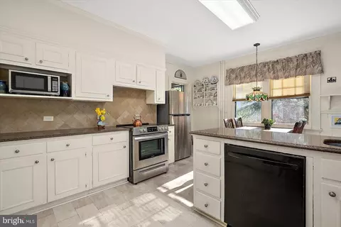 Kitchen - 1707 Camden Ave, Salisbury, MD 21801 photo 4 of 7