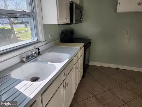Entry Way - 505 E College Ave, Salisbury, MD 21804 photo 1 of 4