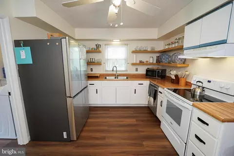 Kitchen - 20560 Nanticoke Rd, Nanticoke, MD 21840 photo 2 of 3