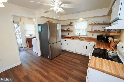 Kitchen - 20560 Nanticoke Rd, Nanticoke, MD 21840 photo 1 of 3