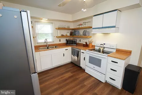 Kitchen - 20560 Nanticoke Rd, Nanticoke, MD 21840 photo 3 of 3