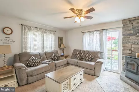 113 E Lillian St, Hebron, MD 21830 photo 4