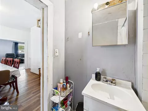 Bath - 802 E State St, Delmar, MD 21875 photo 3 of 4