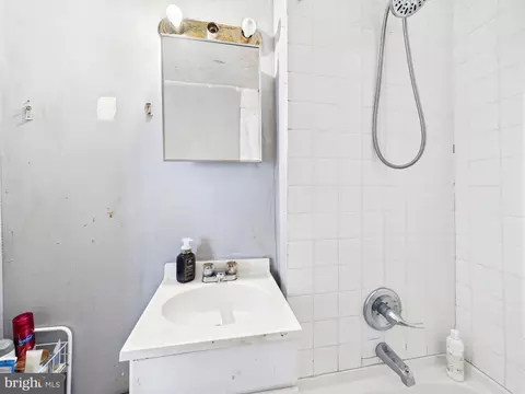 Bath - 802 E State St, Delmar, MD 21875 photo 2 of 4