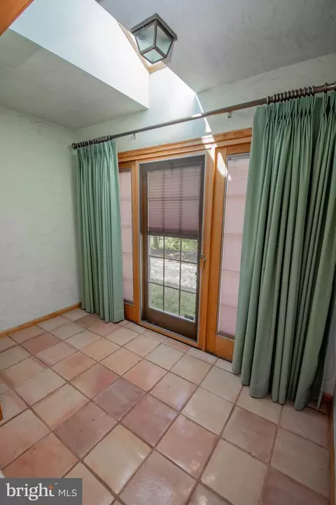 Entry Way - 912 James Ct, Salisbury, MD 21804 photo 2 of 2