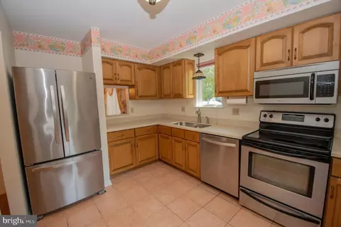Kitchen - 912 James Ct, Salisbury, MD 21804 photo 2 of 2