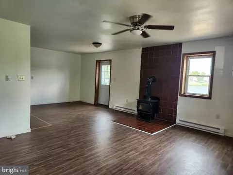 Living - 403 Rose St, Salisbury, MD 21801 photo 2 of 3