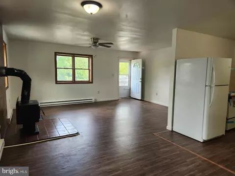 Living - 403 Rose St, Salisbury, MD 21801 photo 1 of 3