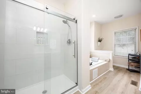 Bath - 7525 E Longfield Dr, Hebron, MD 21830 photo 3 of 6