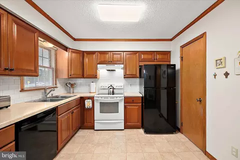 Kitchen - 925 Sumac Cir, Salisbury, MD 21804 photo 7 of 8
