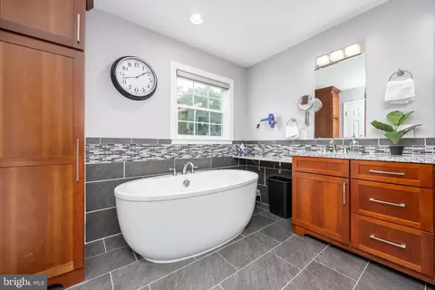 Bath - 27965 White Pond Dr, Salisbury, MD 21801 photo 6 of 10