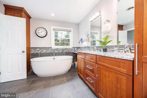 Bath - 27965 White Pond Dr, Salisbury, MD 21801 photo 4 of 10