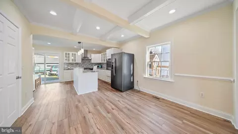 Entry Way - 301 E Chestnut St, Delmar, MD 21875 photo 3 of 13