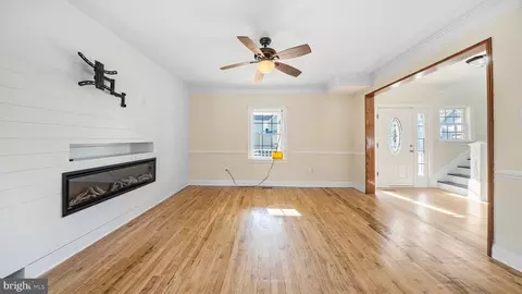 Living - 301 E Chestnut St, Delmar, MD 21875 photo 1 of 2