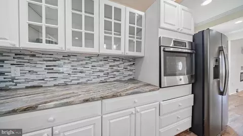 Entry Way - 301 E Chestnut St, Delmar, MD 21875 photo 4 of 13
