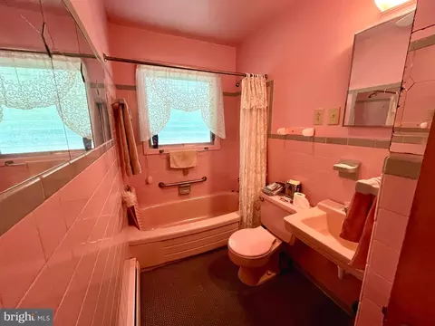 Bath - 504 Swan Rd, Salisbury, MD 21801 photo 1 of 2