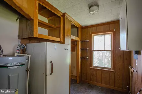 Entry Way - 605 4th St, Sharptown, MD 21861 photo 5 of 7