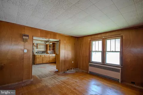 Living - 605 4th St, Sharptown, MD 21861 photo 1 of 3