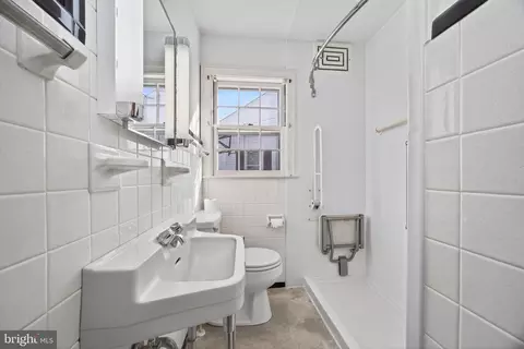Bath - 221 North Blvd, Salisbury, MD 21801 photo 2 of 4