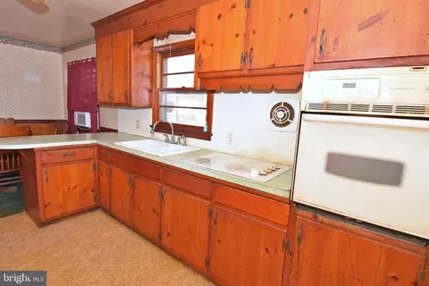 Kitchen - 4301 Tyaskin Rd, Tyaskin, MD 21865 photo 3 of 3
