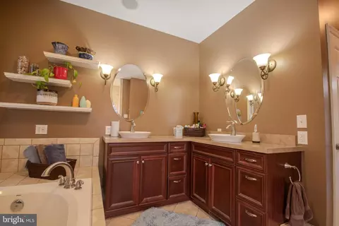 Bath - 7395 Cherry Walk Rd, Hebron, MD 21830 photo 2 of 5