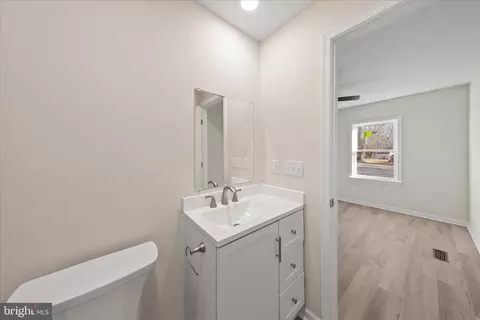 Entry Way - 800 East Rd, Salisbury, MD 21801 photo 3 of 5