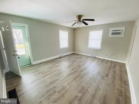 Living - 1007 Pierce Ave, Salisbury, MD 21804 photo 1 of 2