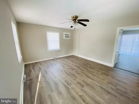 Living - 1007 Pierce Ave, Salisbury, MD 21804 photo 2 of 2