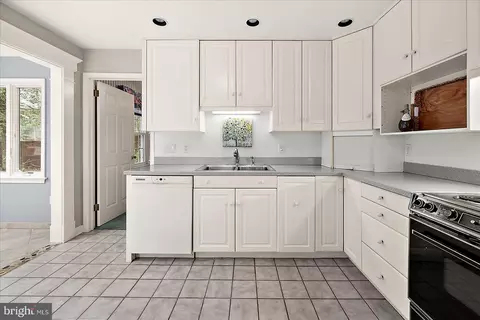 Kitchen - 3940 Devonshire Dr, Salisbury, MD 21804 photo 4 of 5