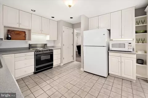 Kitchen - 3940 Devonshire Dr, Salisbury, MD 21804 photo 3 of 5