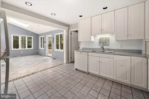 Kitchen - 3940 Devonshire Dr, Salisbury, MD 21804 photo 5 of 5