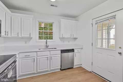 Kitchen - 905 Hanover St, Salisbury, MD 21801 photo 2 of 2