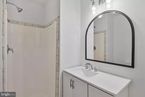 Bath - 905 Hanover St, Salisbury, MD 21801 photo 2 of 3