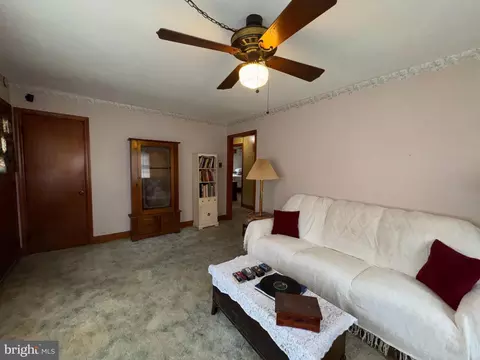 Living - 601 Atlantic Ave, Salisbury, MD 21804 photo 2 of 3