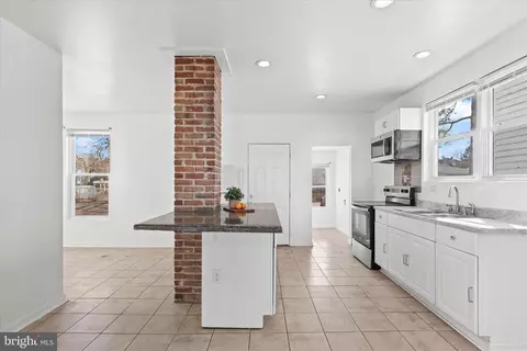 Entry Way - 302 Hazel Ave, Salisbury, MD 21801 photo 6 of 9