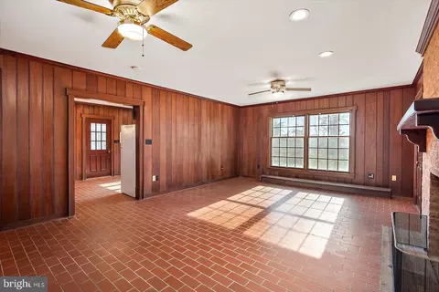 Living - 27980 Pemberton, Salisbury, MD 21801 photo 7 of 8