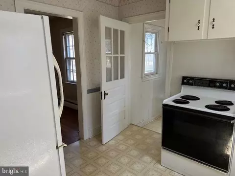 Entry Way - 111 Eastern Ave, Salisbury, MD 21804 photo 1 of 2