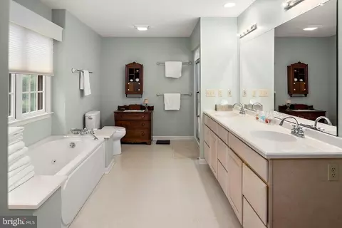 Bath - 516 Indian Ln, Salisbury, MD 21801 photo 2 of 6