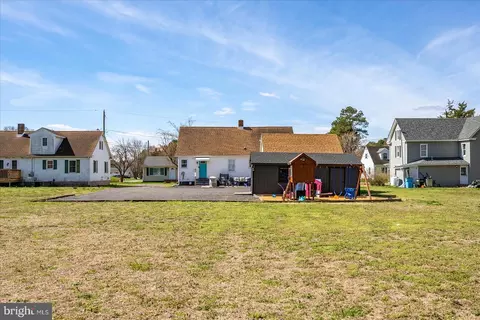Exterior - 411 E Walnut St, Hebron, MD 21830 photo 7 of 10