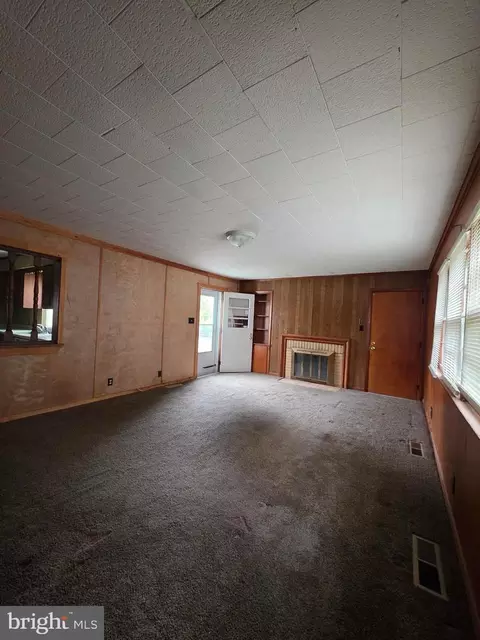 Living - 218 Phillip Morris Dr, Salisbury, MD 21804 photo 2 of 3