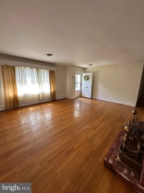 Living - 413 Pine Bluff Rd, Salisbury, MD 21801 photo 2 of 3