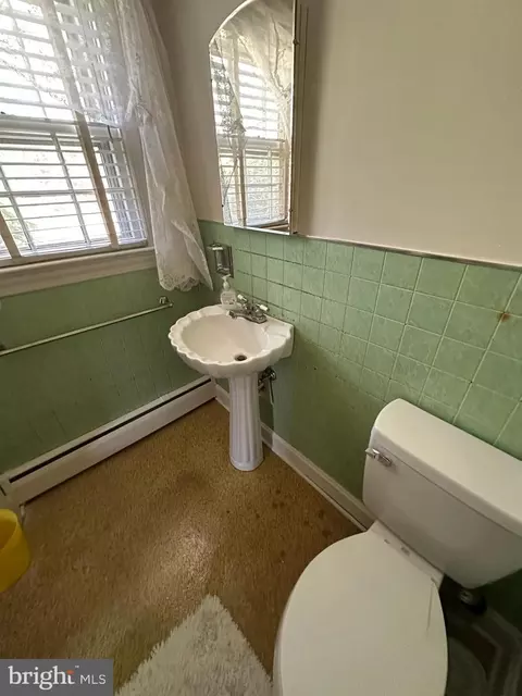 Bath - 413 Pine Bluff Rd, Salisbury, MD 21801 photo 2 of 2