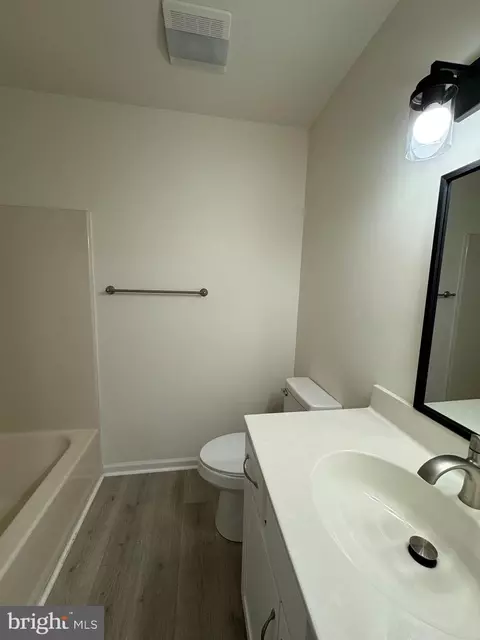 Bath - 723 Hemlock St, Salisbury, MD 21804 photo 4 of 4